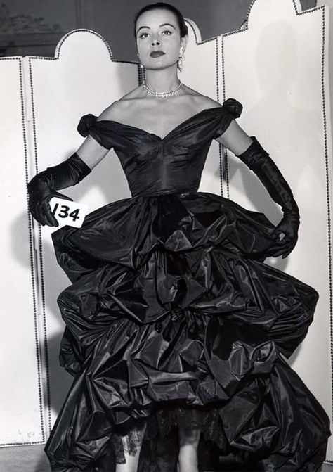 Cristóbal Balenciaga es el único maestro de la moda y por fin tiene la serie que se merecía Comme Des Garcons Runway, Christian Dior Gowns, Cristobal Balenciaga, Balenciaga Dress, Exhibition Room, Sack Dress, Museum Fashion, Simply Fashion, Cristóbal Balenciaga