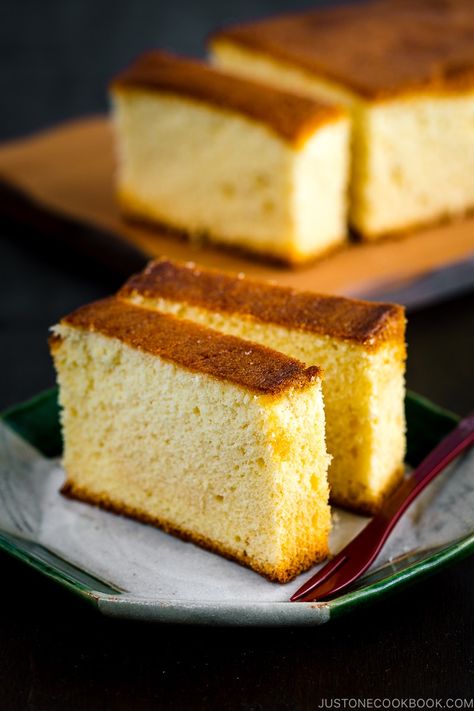 Treat yourself with this super moist Japanese sponge cake with a hint of sweetness from honey! Made with only 4 ingredients, Japanese Castella Cake is a very popular confectionery in Japan. Try this delicious cake for your weekend baking project. It makes the perfect holiday or hostess gift too. #castella #kasutera #honeycake | Easy Japanese Recipes at JustOneCookbook.com Castella Recipe, Japanese Sponge Cake, Castella Cake Recipe, Castella Cake, Snacking Cake, Baking Lessons, Easy Japanese Recipes, Cake Video, Tea Snacks