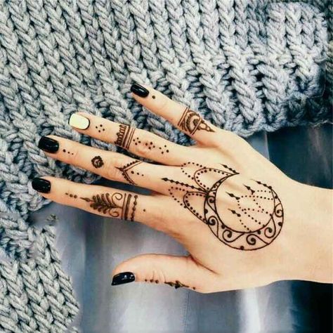 Henna Pictures, Moon Chandelier, Mandala Moon, Henna Inspired Tattoos, Noir Art, Tato Henna, Henna Tattoo Hand, Henna Tattoo Designs Hand, Simple Henna Tattoo