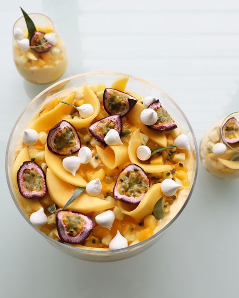 Banoffee Trifle, Trifle Food Photography, Mango Trifle Recipes, Tropical Trifle Desserts, Tropical Trifle, Summer Trifle Recipes, Outrageous Lemon Lovers Trifle, Mango Trifle, Summer Trifle