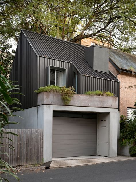 Modern Garage Extension, Facade Industrial House, Industrial Tiny House Exterior, Skillion Roof Shed House, Sydney Architecture, Skillion Roof Sheds Australia, Laneway House, Brick Courtyard, Kalaw