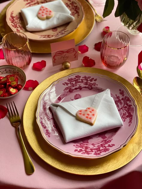 Dinner Plates Aesthetic, Valentines Day Party Decorations Table, Valentines Day Decorations For Home Romantic Dinners, Valentines Dinner Decorations, Valentines Dinner At Home Romantic, Dinner Valentines Day, Valentines Dinner Aesthetic, Valentines Day Dessert Table, Valentines Restaurant