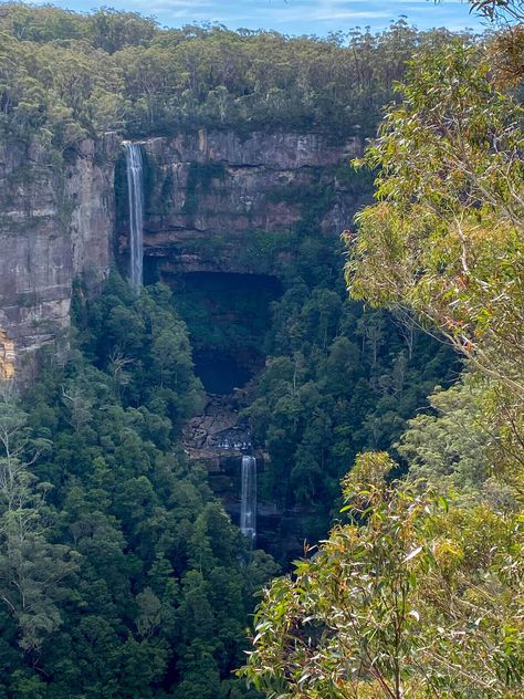 Planning a NSW Southern Highlands day trip? We’ve put together a perfect one day Southern Highlands itinerary that includes some of the best things to do in the Southern Highlands and our tips for making the most of your visit. If you're looking for a great day trip from Sydney that is full of beautiful natural sights, the Southern Highlands region of New South Wales is absolutely a great choice if you love beautiful natural scenery. Especially if you love chasing waterfalls! Wales Travel, Walking Trails, Swimming Holes, Natural Scenery, Down South, Coastal Towns, Road Trip Itinerary, New South Wales, Day Trip