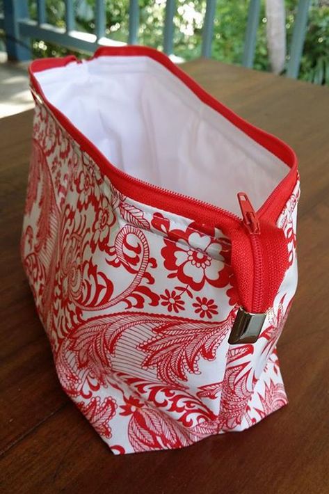 Pochette Diy, Emmaline Bags, Zipper Pouch Tutorial, Pouch Tutorial, Bag Pattern Free, Sac Lunch, Sewing Tutorials Free, Sewing Purses, Wet Bag