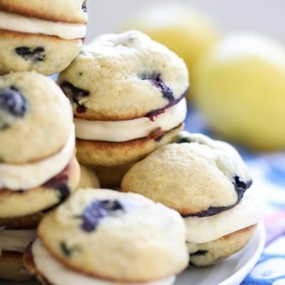 Blueberry Lemon Whoopie Pies - Inspired by Charm Lemon Whoopie Pie Recipe, Lemon Whoopie Pies, Delicious Lemon Desserts, Dessert Lemon, Blueberry Desserts Recipes, Whoopie Pie Recipe, Lemon Dessert, Blueberry Cookies, Whoopie Pie