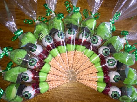 #halloween #cones #eyeballs Halloween Cones, Halloween Crafts Diy Projects, Adult Halloween Party Food, Sweets And Chocolate, Halloween Sweet Treats, Sweetie Cones, Halloween Street, Sweet Cone, Dulces Halloween