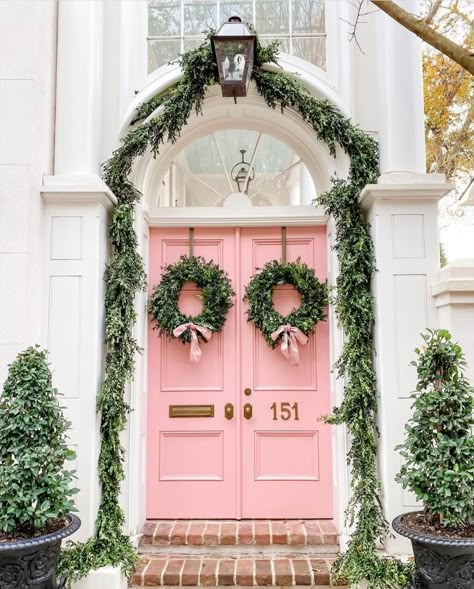 Estilo Charleston, Pink Front Door, Pink Door, Christmas Front Porch, Pink Holiday, Christmas Inspo, Christmas Style, Merry Christmas To You, Front Porch Christmas Decor