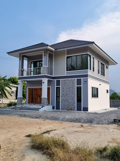 2 Storey House Design, Bungalow Style House, House Roof Design, House Redesign, Bloxburg Modern, Small House Design Exterior, Two Story House, Exterior Bloxburg, Building House Plans Designs