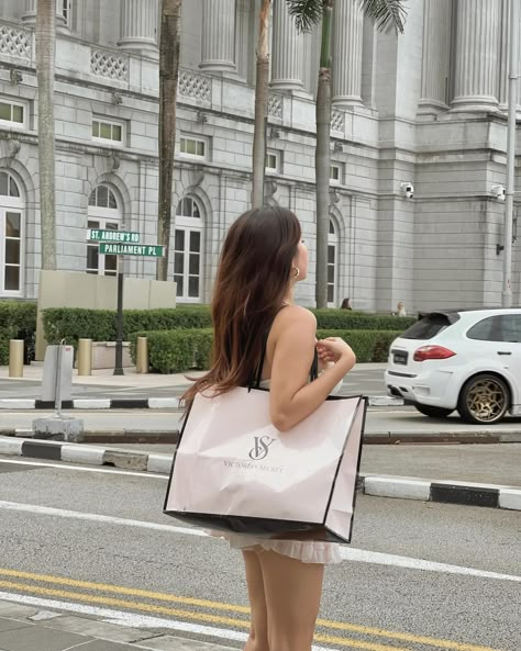 Girl Shopping Aesthetic, Instagram Pictures To Recreate, Influencer Lifestyle Aesthetic, Highest Self Aesthetic, Nyc Romantic, Thing Aesthetic, Pink Thing, Self Aesthetic, Influencer Lifestyle