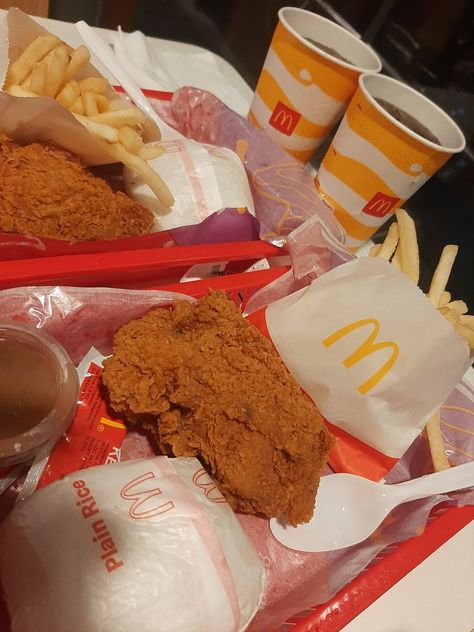 Mcdonald's Food Pictures, Mcdo With Bf, Mcdo Meals, Mcdo Food, Mcdonald's Aesthetic, Mc Donald's, Fast Foods, Food Mood, Dinner Meals