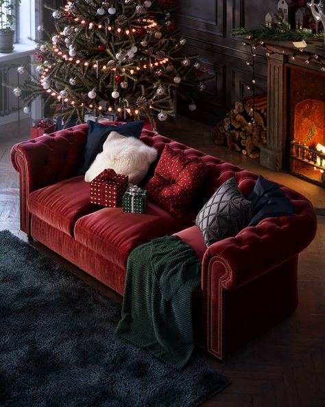 Christmas Luxury Home, Dark Red Christmas Decor, Christmas Sofa Decor, Christmas Couch, Room Decorations Ideas, Christmas Shooting, Sofa Christmas, Silly Christmas, Moody Interior Design