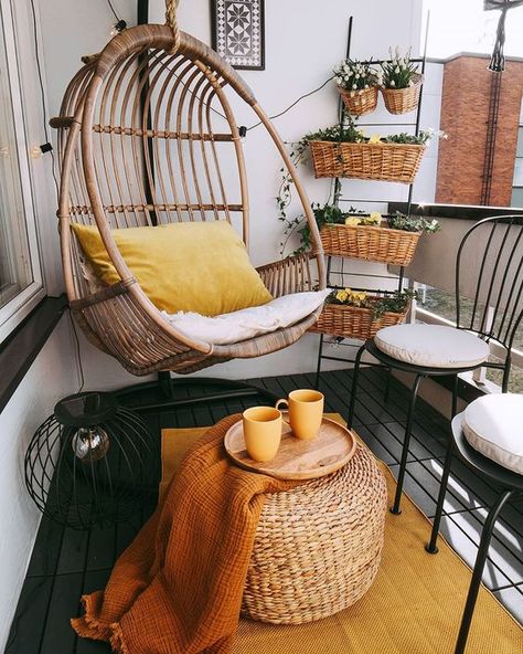 Klein Balkon Decor, Boho Balcony Ideas, Balcon Mic, Boho Balcony, Balkon Decor, Tiny Balcony, Balcony Ideas Apartment Outdoor, Small Balcony Design, Hanging Egg Chair