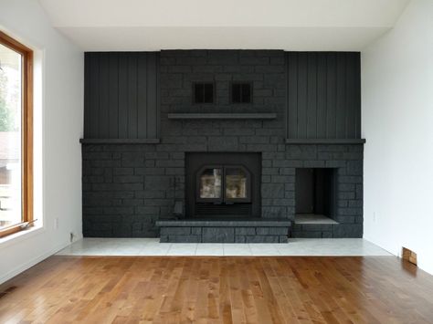 Charcoal Grey Painted Fireplace Grey Painted Fireplace, Grey Painted Brick, Contrast Painting, Painted Stone Fireplace, Stone Fireplace Makeover, Painted Fireplace, Design Camino, Grey Fireplace, White Brick Fireplace