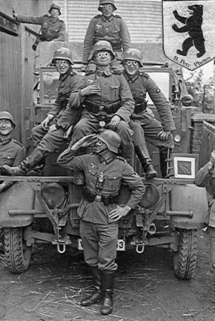 Perang Dunia Ii, Ww2 Photos, German Soldiers Ww2, Wwii Photos, Military Photos, Military Uniforms, German Army, Military Army, Military History