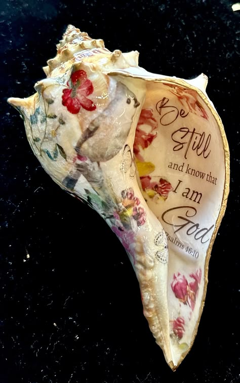 Decoupage Seashells, Painted Shells Seashells Ideas, Seashell Painting Ideas, Painting Shells Ideas, How To Decoupage Sea Shells, Painted Conch Shells Ideas, Sea Shell Altered Art, Painted Conch Shells, Oyster Shells Diy