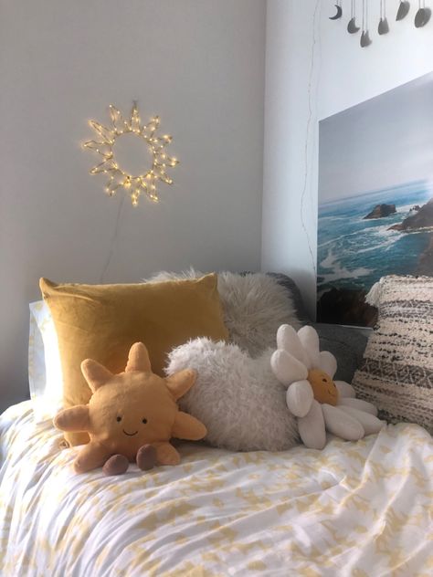 dorm room Yellow College Dorm, Taylor Swift Dorm Room, Yellow Dorm Room Ideas, Yellow Dorm Room, Mizzou Dorm, White Dorm Room, Dorm Inspo, Dorm Room Inspiration, College Tips