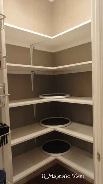 Maximize your storage potential by adding a lazy susan into your pantry. Pantry Designs, Pantry Redo, Kule Ting, Cocina Diy, Pantry Room, Corner Pantry, Pantry Remodel, Pantry Makeover, Pantry Shelving