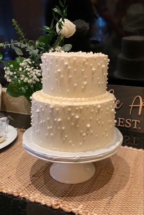 Elegant white two tier cake with pearls White Pearl Cake Birthday, Pearl Cake Designs Birthday, Pearl Birthday Theme, Birthday Cake With Pearls, Pearl Cake Design, White Anniversary Cake, Wedding Cake Pearl, Birthday Cake 2 Tier, 30th Anniversary Cake