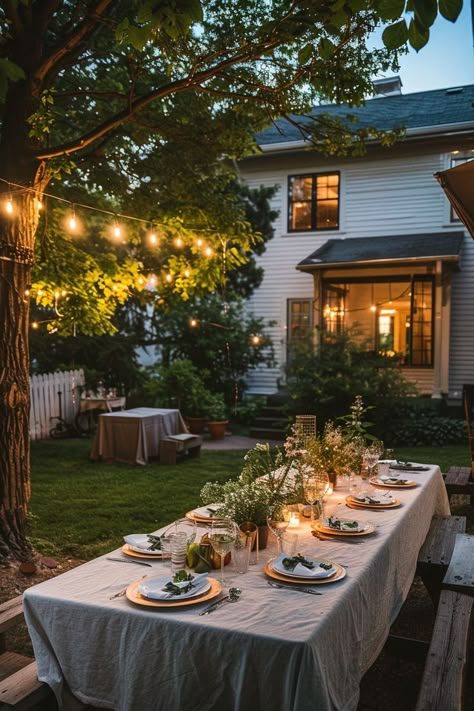 Outdoor Dining Picnic Table, Cottage Themed Party, Garden Table Set Up, Back Porch Dinner Party, Small Outdoor Dinner Party, Backyard Hosting Ideas, Fun House Party Ideas, Small Backyard Dinner Party, Backyard Dinner Party Aesthetic