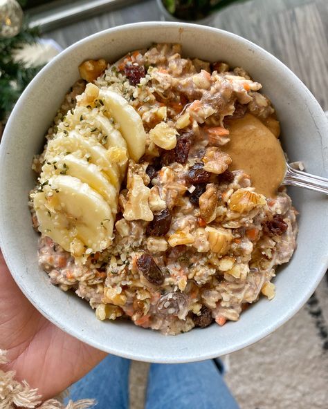 Carrot Cake Overnight Oats Carrot Overnight Oats, Aesthetic Overnight Oats, Overnight Oats Aesthetic, Meal Prepped Breakfast, Dill Pickle Chicken Salad, Prepped Breakfast, Pickle Chicken Salad, Dill Pickle Chicken, Oat Bowl