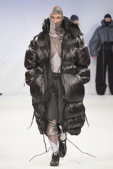 Militaristic Fashion, Puffy Clothes, Graduation Style, School Of Art, Weird Fashion, Futuristic Fashion, 가을 패션, Science And Technology, Unique Fashion