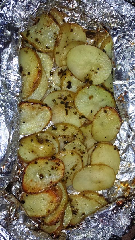 Rebecca's Amazing Creations: Sliced Potatoes on the Grill Hobo Potatoes On Grill, Hobo Potatoes In Oven, Potatoes On The Grill, Foil Potatoes On Grill, Foil Potatoes, Foil Recipes, Russet Potato Recipes, Campfire Pizza, Hobo Packs