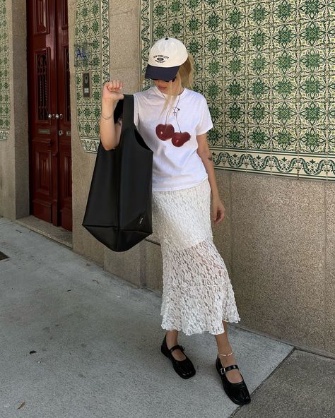 I’ve been loving white in my clothes lately☺️ T-shirt @pinkisblueshop Bag @the.blub.ua Skirt @bershka Cap @pullandbear White Lace Shirt Outfit, White Lace Skirt Outfit, Lace Skirt Outfit, Mood Broad, Street Outfits, White Lace Skirt, My Clothes, Women Outfits, White Skirt