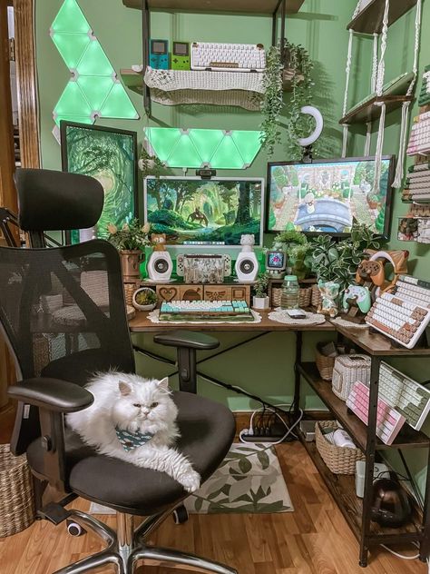 Gamer Setup Aesthetic Green, Forest Pc Setup, Green Pc Setup Aesthetic, Plant Gaming Setup, Streamer Room Ideas, Green Pc Setup, Green Gaming Room, Ghibli Office, Green Desk Setup