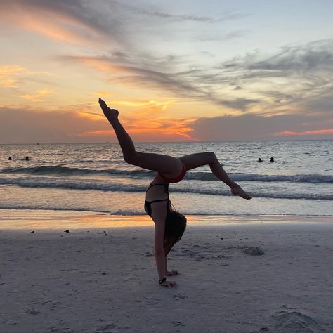 Handstand Pictures, Splits Aesthetic, Handstand Aesthetic, Handstand Poses, Beach Gymnastics, Beach Inspo Pics, Backgrounds Photography, Dancer Lifestyle, Vision Board Pics