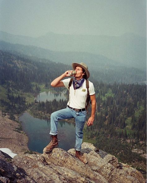 Vintage Hiking Outfit, Granola Outfits Men, Granola Men Style, Granola Boy Aesthetic, Granola Guy Style, Granola Boy Outfits, Men Hiking Outfit, Adventure Clothing Men, Outfits Granola