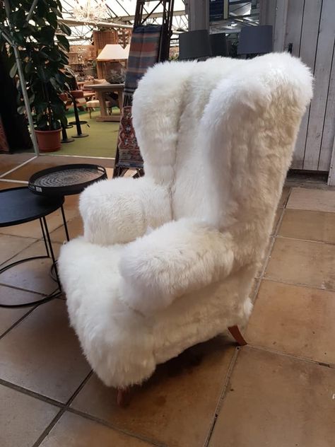 Big Fluffy Chair, Fur Chair Bed, Salon Couch, Luxe Living Room Decor, Retro Apartment Decor, White Sherpa Chair, Boujee Apartment, White Fur Chair, Classic Chairs