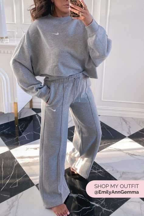 Sweatshirt Comfy Outfit, Comfy Nike Outfits, Must Have Sweatshirts, Nike Comfy Outfits, Cute Comfy Clothes Aesthetic, Grey Sweat Pants Outfit Women, Nike Lounge Wear, Grey Aesthetic Outfit, Outfit With Grey Pants