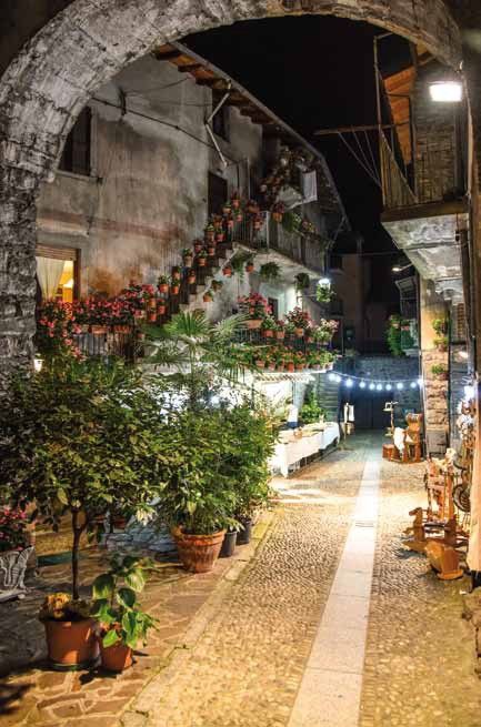 Cave City, Lombardy Italy, Lake Iseo, Medieval Village, Italian Village, Travel Wallpaper, Photographs Of People, Lake Garda, Medieval Town