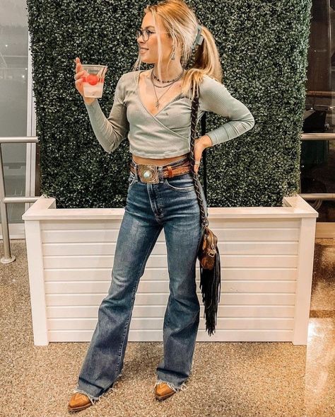 Casual Western Outfits For Women, Flair Jeans Outfit, Punchy Outfits, Western Dresses For Women, Southern Outfits, Country Style Outfits, Western Wear Outfits, Cute Country Outfits, Looks Country