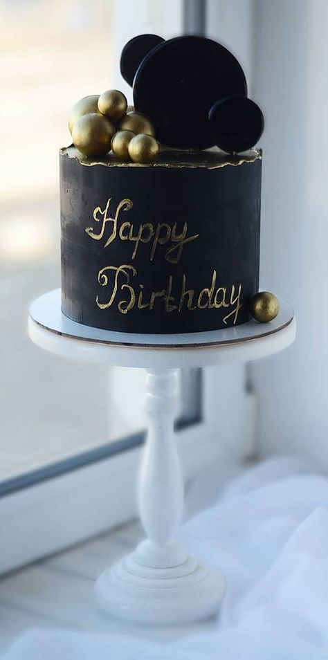 8. Matte Black birthday cake There are many birthday cake designs to choose from, sometimes it can be hard to choose. What we can... Black Cake For Men, Black Buttercream Cake, Black Theme Cake, Black And Gold Cake Ideas, Black Bday Cake, Black And Gold Birthday Cake, Glitter Birthday Cake, Golden Birthday Cakes, Purple Cakes Birthday