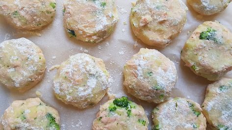 Quick & easy egg free fish cakes Homemade Fish Cakes, Dairy Free Lunch, Cakes For Kids, Fish Cakes Recipe, Salmon And Broccoli, Lamb Burgers, Fish Finger, Fish Cakes, Sweet Potato Wedges