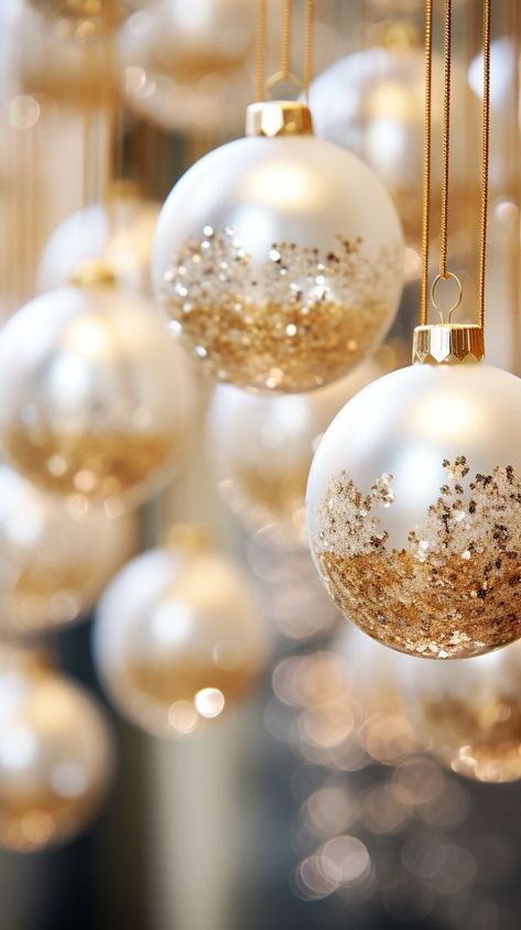 Gold Christmas Ornaments, Christmas Campaign, Classy Christmas, Gold Christmas Decorations, Christmas Tree Inspiration, Christmas White, Boho Christmas, Decorating With Christmas Lights, Christmas Crafts Decorations