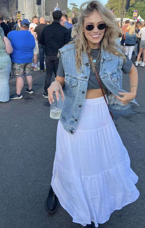 White Skirt Concert Outfit, Denim Skirt Outfit Country, Festival Outfits Modest, White Skirt Western Outfit, Vintage Western Aesthetic Outfits, Boho Concert Outfit Summer, Country Concert Outfit Long Skirt, Folk Concert Outfit Summer, Folk Festival Outfits