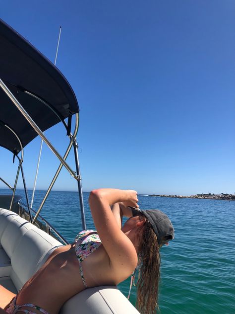 Yatch Pose Ideas, Yatch Aesthetic Photos, Aesthetic Boat Pictures, Yatch Pics Aesthetic, Yatch Boat Aesthetic, Cottage Photoshoot, Boat Day Aesthetic, Yacht Pictures, Boat Day Outfit