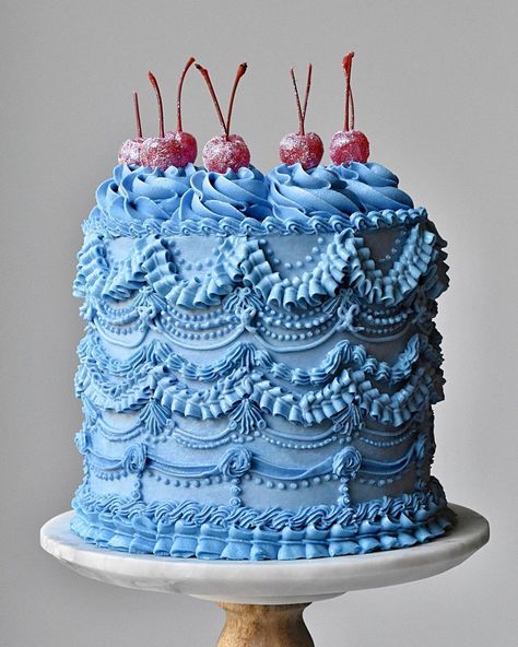 Siân-Amy Pettit on Instagram: “Vintage piping is in again and I’m obsessed! I stumbled on this gorgeous periwinkle colour, so I’ve gone full on monochromatic with…” Periwinkle Colour, Vintage Pasta, Bolo Vintage, Baking Utensils, Decorating Cakes, Blue Cakes, Cake Trends, Professional Style, Fashion Cakes