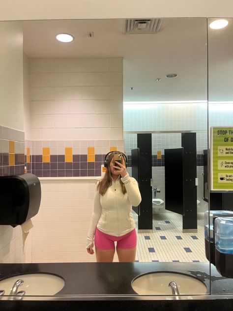 Gym outfit inspo lululemon bbl define jacket pink biker shorts for gym headphones music bathroom mirror picture Lululemon Biker Shorts Outfit, Music Bathroom, Define Jacket Outfit, Gym Mirror Selfie, Gym Headphones, Shorts For Gym, Pink Biker Shorts, Gym Outfit Inspo, Gym Mirror