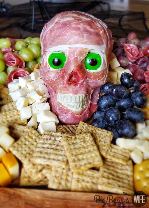 Halloween Charcuterie Board Meat Skull, Cauliflower Skull Veggie Tray, Halloween Skull Appetizers, Meat Skeleton Halloween, Prosciutto Skull Head, Halloween Cheese Tray Ideas, Halloween Prosciutto Skull, Halloween Skull Charcuterie Board, Zombie Charcuterie Board