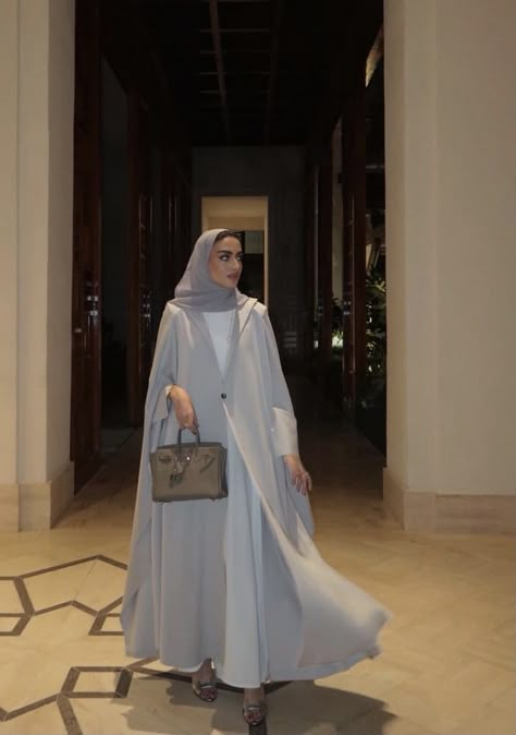 Dubai Modest Fashion, Rich Abaya Design, Arabian Abaya Dubai, Saudi Abaya Aesthetic, Saudi Abaya Designs, Abayas Aesthetic, Latest Abaya Styles, Open Abaya Style, Summer Abaya