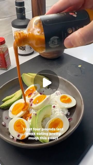 Keto Made Easy on Instagram: "BREAKFAST POWER BOWL Made by @shredhappens . Here is how I made it: . 1.Start by making your medium-boiled eggs. I bring a pot of water to a boil, then drop eggs in right out of the fridge for a total of 8 mins 25 seconds. If you want a firmer egg, go a few seconds longer. If you want it more jammy, go with 7.5 mins or so. Whatever time you decide, when they’re done, bring them out of the hot water and drop into an ice bath for a few seconds to cool down. . 2. Grab your favorite bowl and add 1 serving of cottage cheese as the layer. If you dont like the curds, you can always process it to get it to be creamier. . 3.Next, remove your eggs from the ice bath, remove the shell, slice into your favorite shape, and add on top. . 4.Slice half an avocado (65g or so) a Breakfast Power Bowl, Truffle Hot Sauce, Medium Boiled Eggs, Boiled Egg Recipes, Power Bowl, Power Bowls, Simple Breakfast, Best Fat Burning Foods, Fat Burning Foods