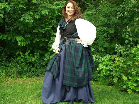 Morrigan Highland Scottish Arisaidh Traditional Scottish Clothing, Scottish Costume, Irish Costumes, Great Kilt, Scottish Dress, Scottish Women, Scottish Clothing, Medieval Festival, Fair Outfits