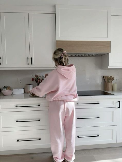 Aritzia Sweat Set, Pink Sweatpants Outfit, Sweat Set Outfits, Thick Outfits, Pink Sweatsuit, Matching Sweat Set, Soft Feminine Outfits, Matching Sweatsuit, Collage Outfits