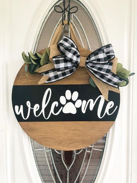 Round Door Sign, Welcome Door Sign, Custom Door Hangers, Welcome Door Hanger, Idee Cricut, Christmas Tree Truck, Wooden Signs Diy, Welcome Door Signs, Door Signs Diy