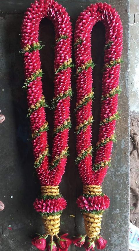 Wedding Malai Design Lotus, Latest Varmala Designs, Wedding Mala Rose, Pelli Dandalu, Varmala Designs, Flower Mala, Rose Garland Wedding, Haldi Decoration Ideas, Garland Making