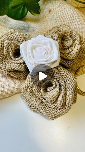 Burlap Diy, Burlap Flowers, Fabric Flowers Diy, Arte Floral, Bear Pattern, Flowers Diy, Flower Making, Diy Handmade, Fabric Flowers