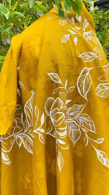 Fabric Painting Flowers Design, Dress Painting Designs, Pakistani Dresses Simple, Hand Painting On Fabric, Sari Painting, Fabric Paint Ideas, Hand Paint Saree, Painted Tshirt, Dupatta Painting